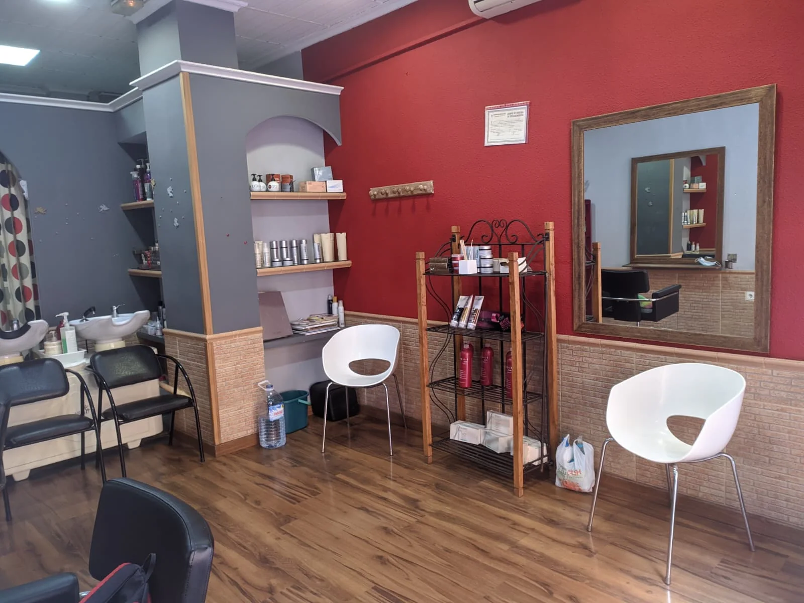 Zona de trabajo y espejos del salón